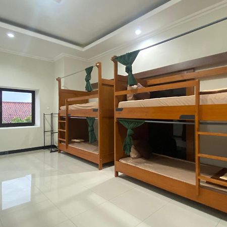 Zzz Hostel Malang Bagian luar foto