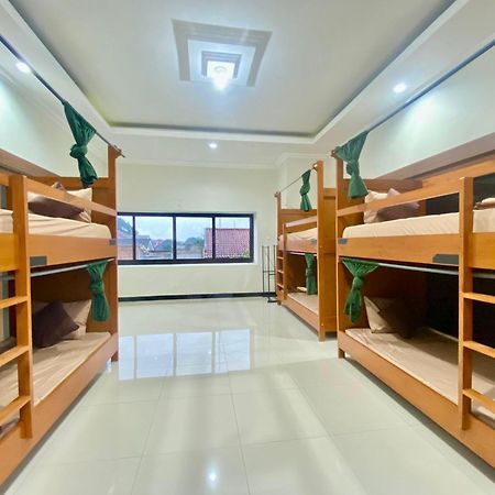 Zzz Hostel Malang Bagian luar foto