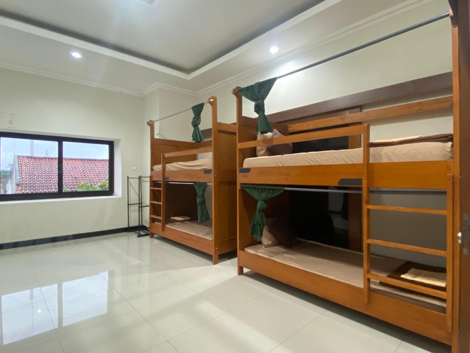 Zzz Hostel Malang Bagian luar foto