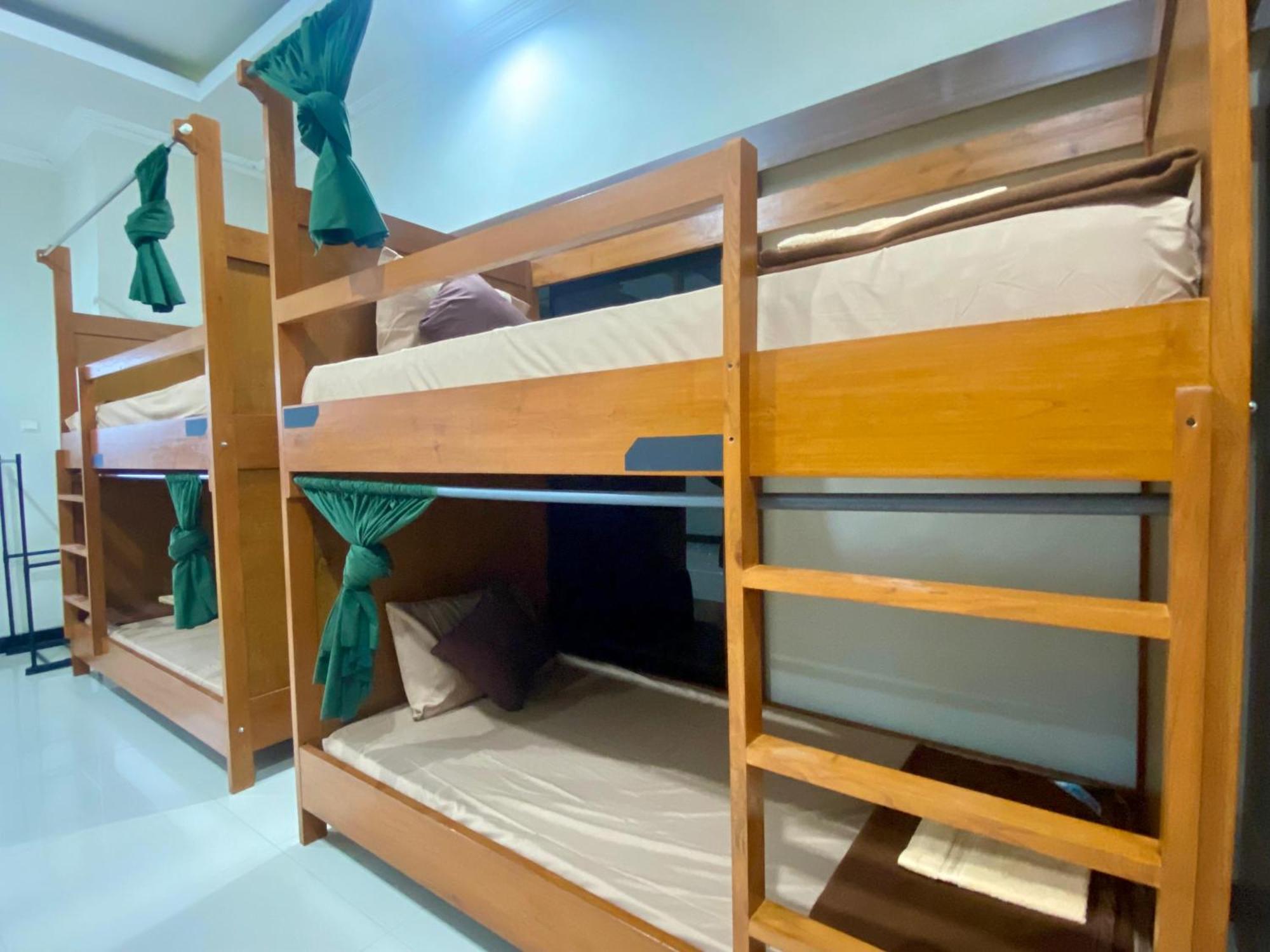Zzz Hostel Malang Bagian luar foto
