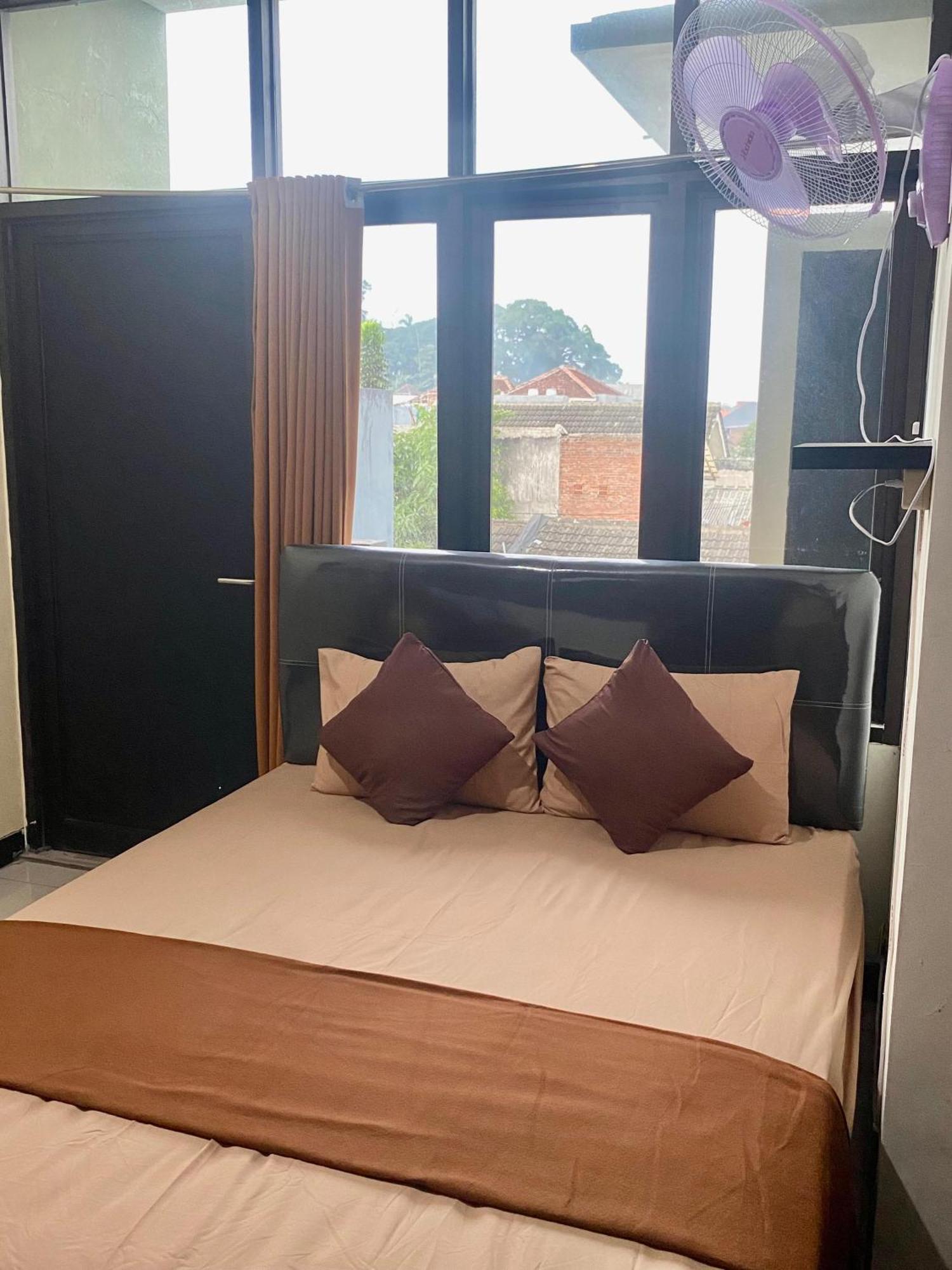 Zzz Hostel Malang Bagian luar foto