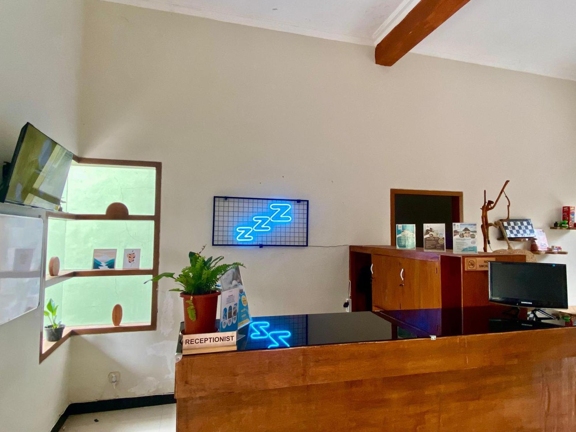 Zzz Hostel Malang Bagian luar foto