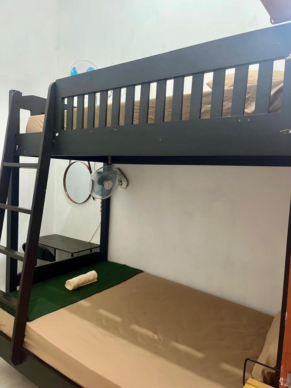 Zzz Hostel Malang Bagian luar foto