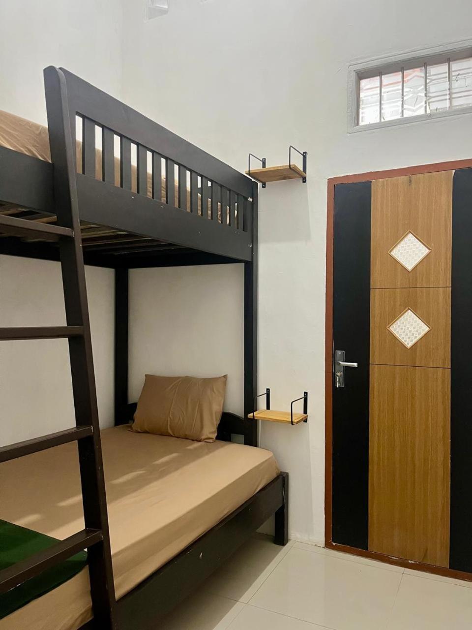 Zzz Hostel Malang Bagian luar foto