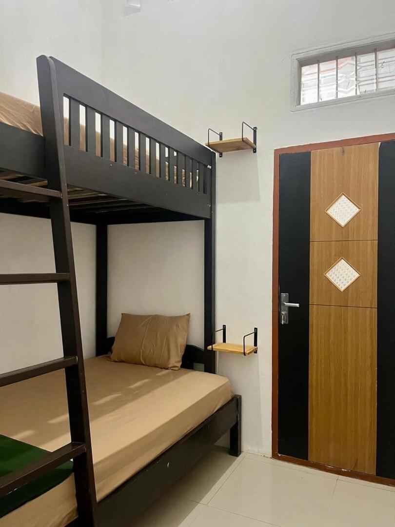 Zzz Hostel Malang Bagian luar foto