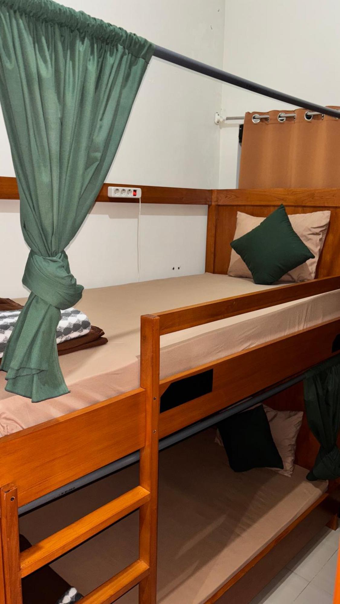 Zzz Hostel Malang Bagian luar foto