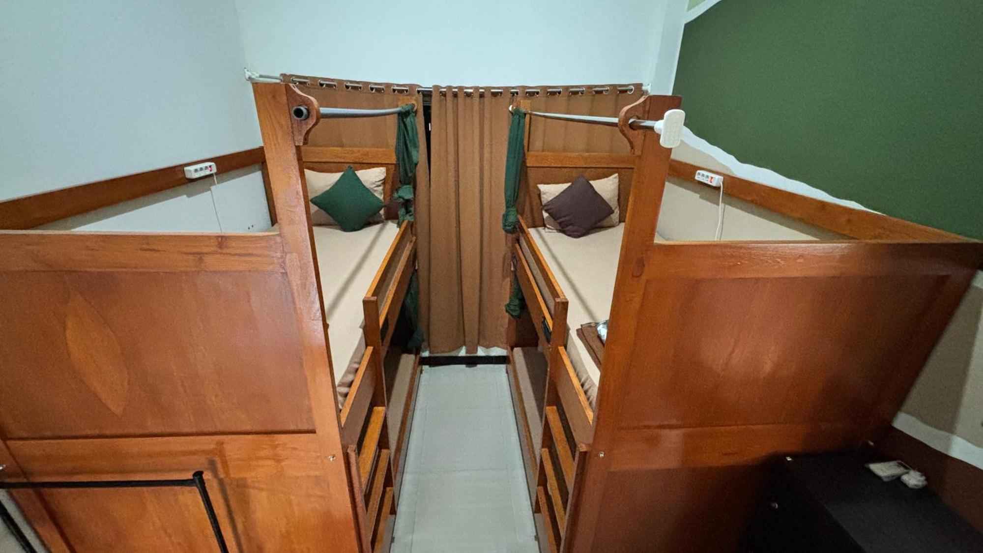 Zzz Hostel Malang Bagian luar foto