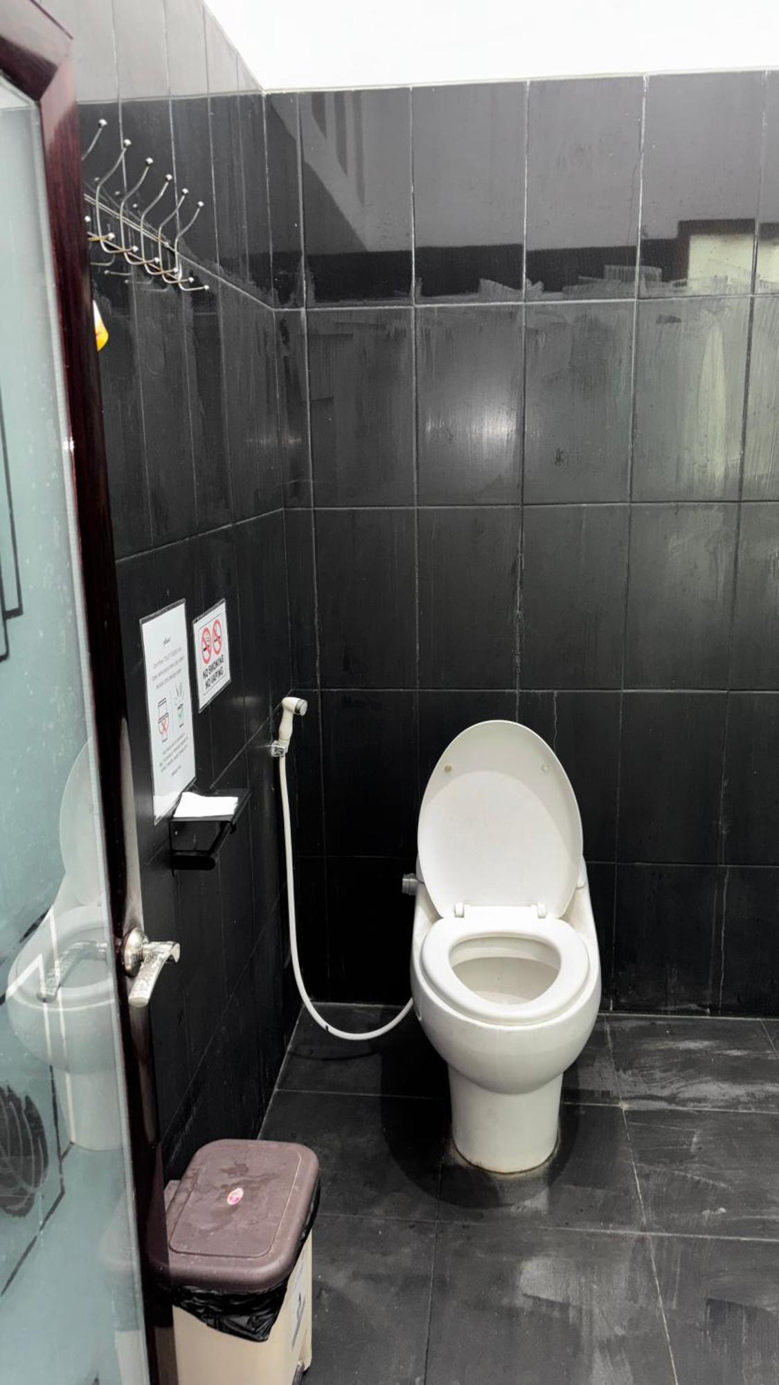 Zzz Hostel Malang Bagian luar foto